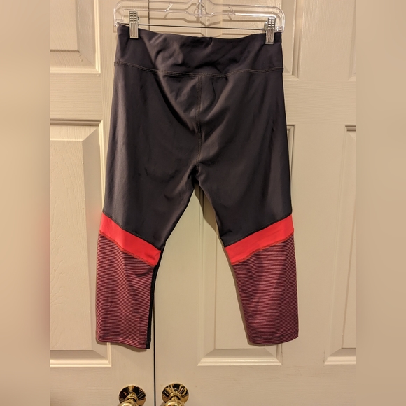 Under Armor pink and gray cropped leggings - Picture 4 of 4